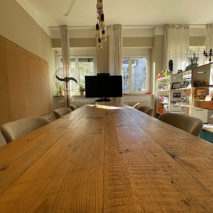 Hybrides Arbeiten am Tisch​